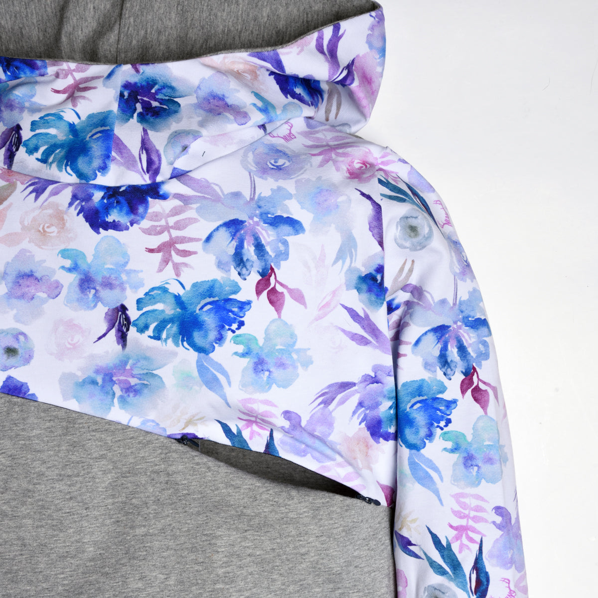 Chandail à capuchon femme 3 en 1 gris fleur aquarelle maternité, allaitement et postpartum. Nine Clothing hoodie women gray watercolor flower 3 en 1 maternity, breastfeeding, and postpartum