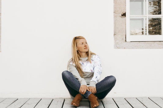 Chandail à capuchon femme 3 en 1 gris fleur aquarelle maternité, allaitement et postpartum. Nine Clothing hoodie women gray watercolor flower 3 en 1 maternity, breastfeeding, and postpartum