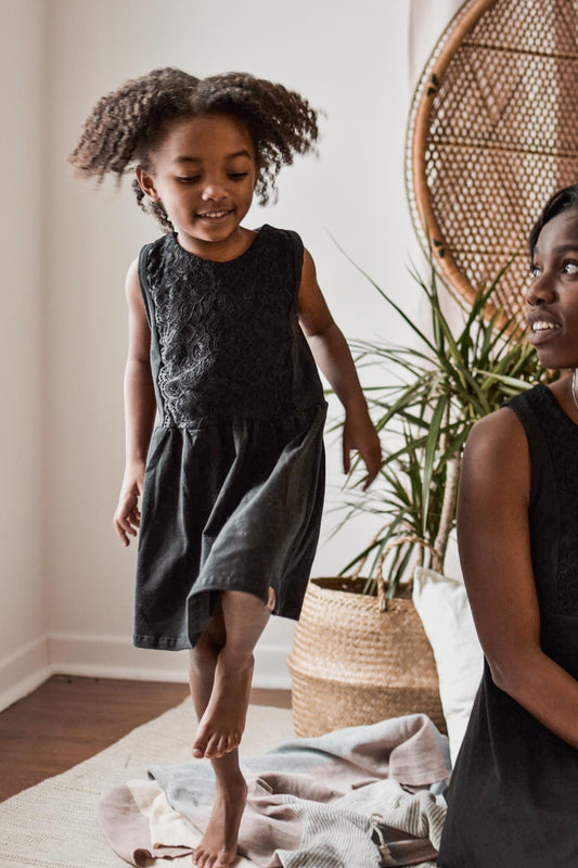 Robe évolutive évasée dentelle noire Nine Clothing grow with me flared dress black lace