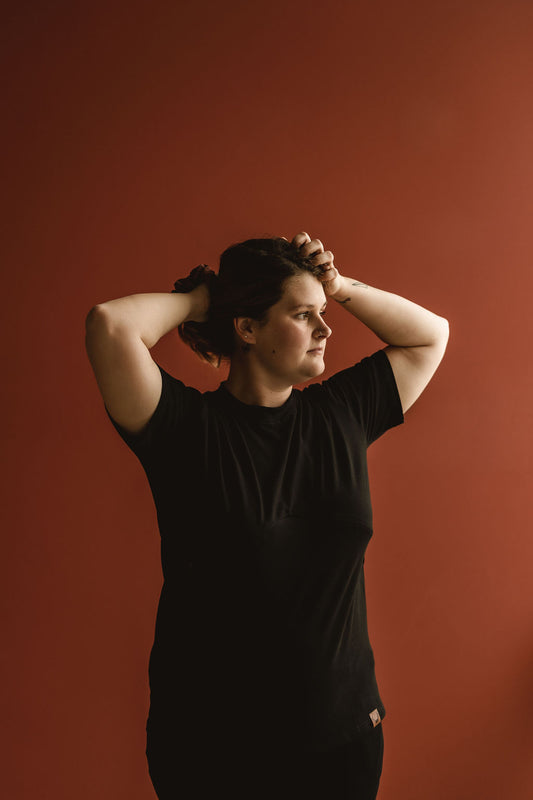 T-shirt noir coupe boyfriend 3 en 1 maternité, allaitement et postpartum Nine Clothing