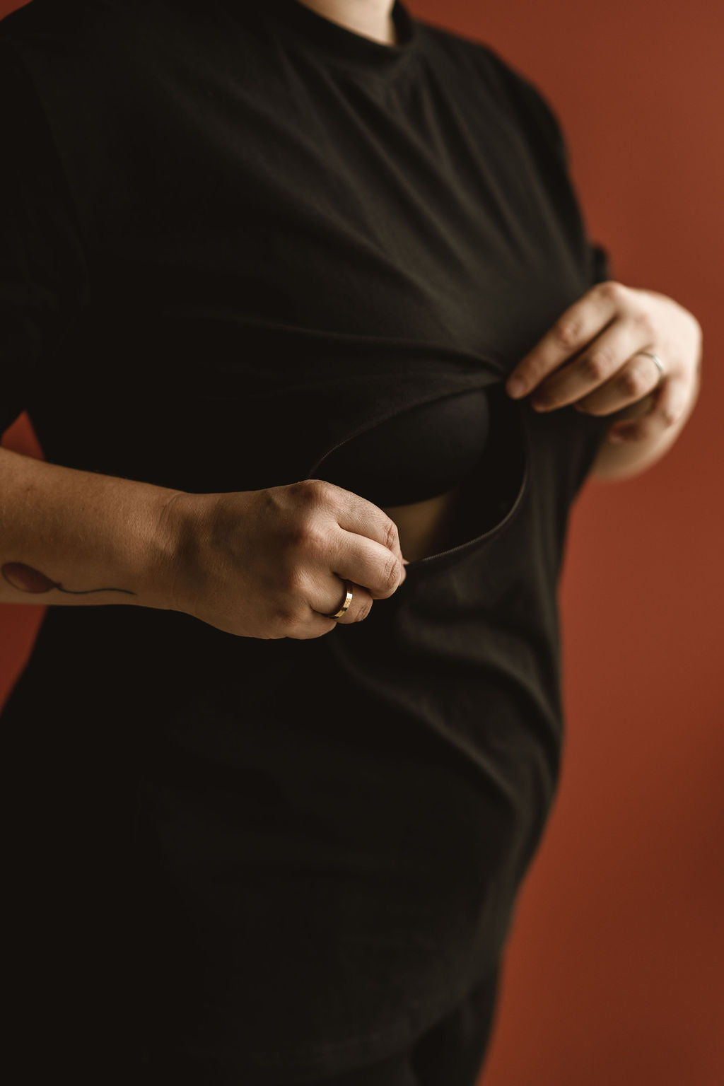 T-shirt noir coupe boyfriend 3 en 1 maternité, allaitement et postpartum Nine Clothing