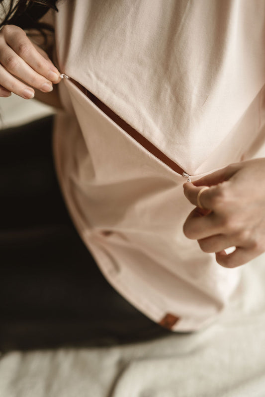 Ouverture accès sein T-shirt rose coupe boyfriend 3 en 1 maternité, allaitement et postpartum Nine Clothing