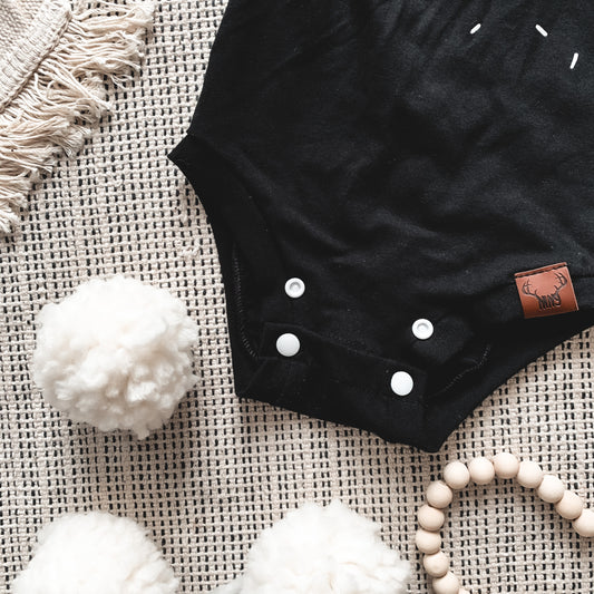 Cache-couche évolutif noir manches courtes hip hip hip hourra Nine Clothing grow with me black onesie short sleeves