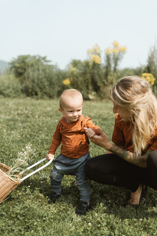 Cache-couche évolutif couleur rouille motif de chevaux Nine Clothing grow with me onesie rust horses