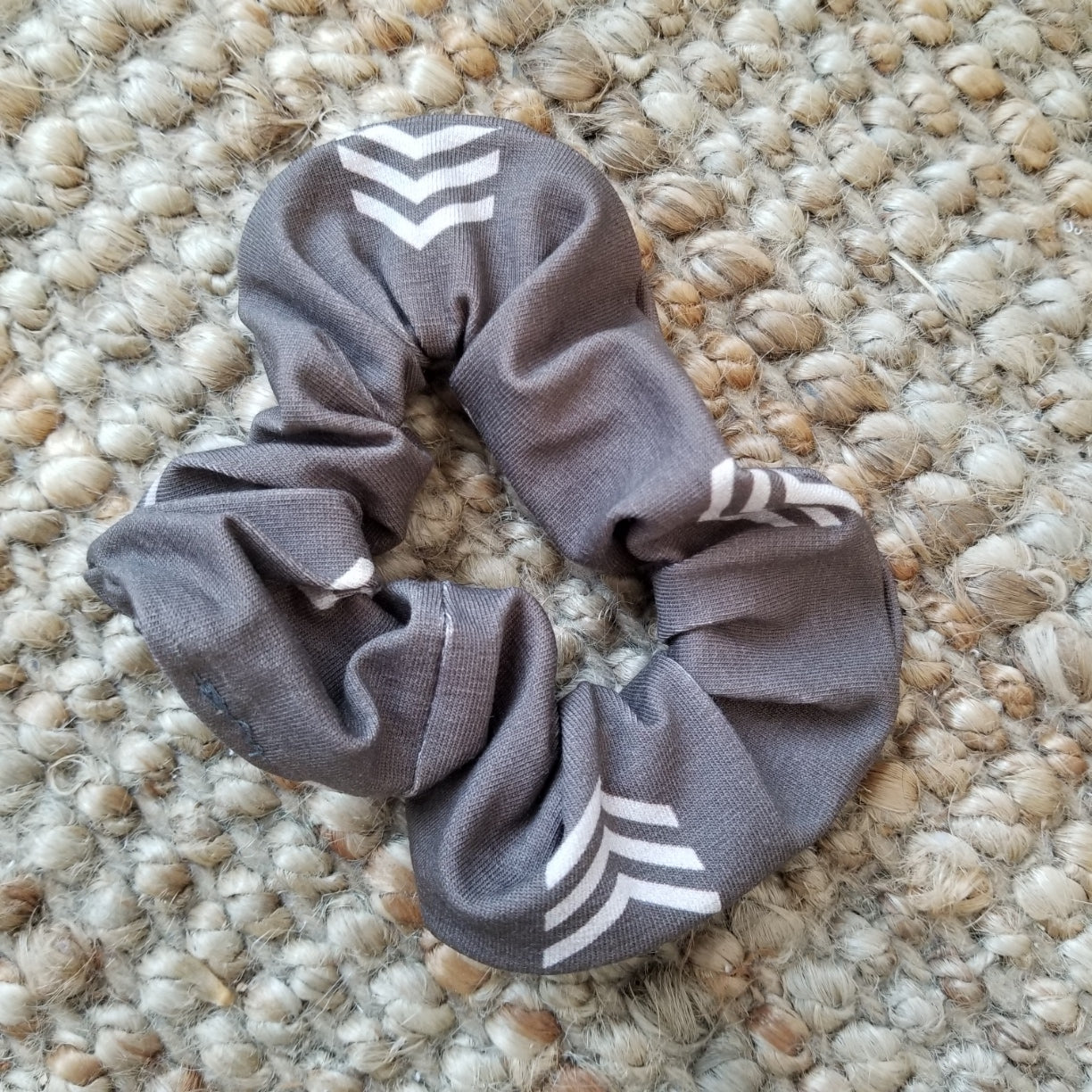 chouchou à cheveux sable chevrons NineClothing hair scrunchie sand chevrons