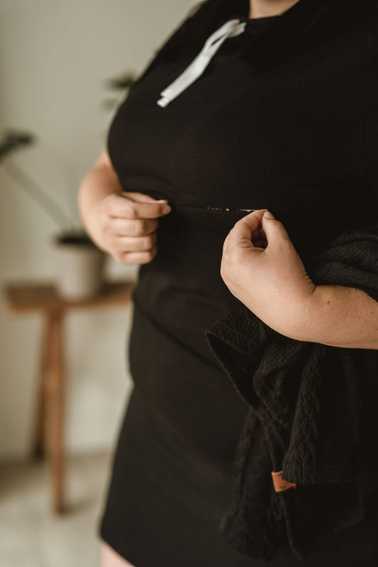 Ouverture accès allaitement Robe capuchon noir 3 en 1 maternité, allaitement et postpartum Nine Clothing
