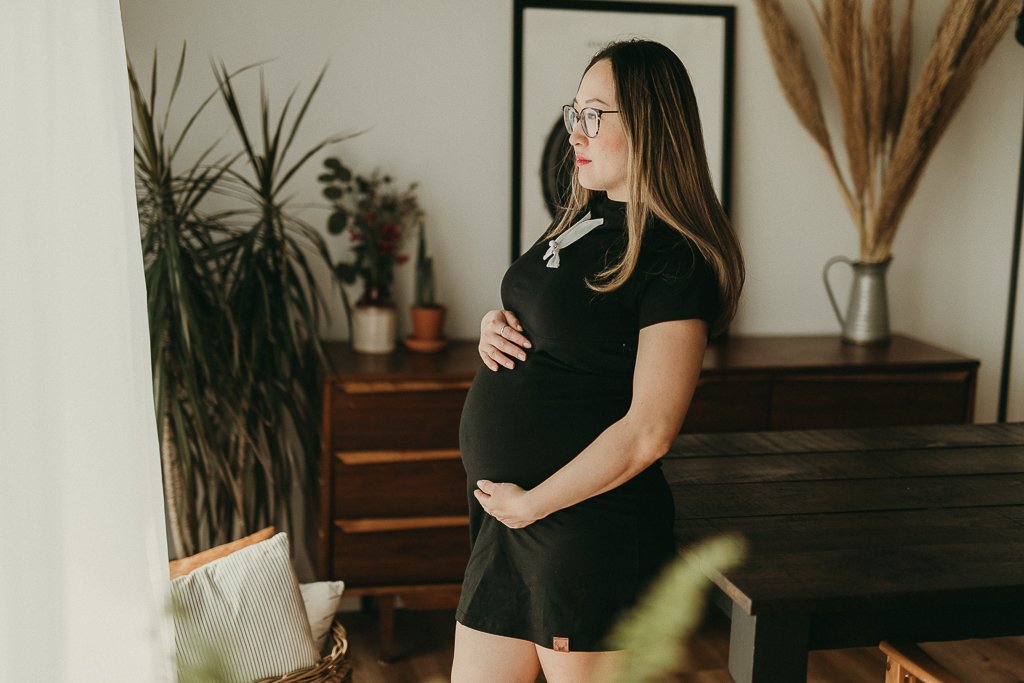 Femme enceinte Robe capuchon noir 3 en 1 maternité, allaitement et postpartum Nine Clothing