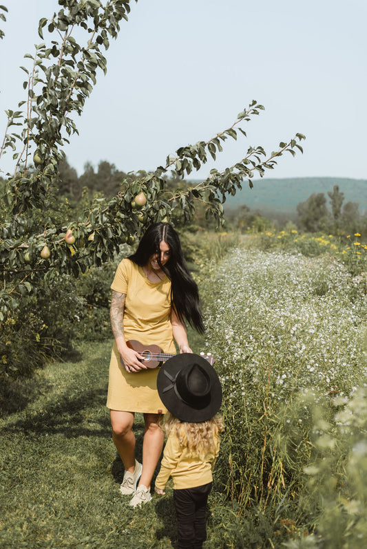 Robe jaune or moutarde 3 en 1 maternité, allaitement et postpartum Nine Clothing