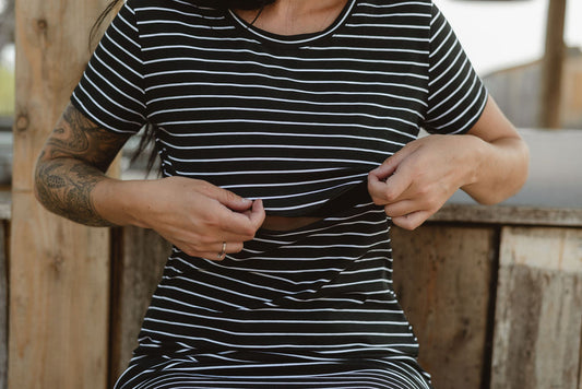 Ouverture allaitement poitrine Robe courte noir rayé blanc 3 en 1 maternité, allaitement et postpartum Nine Clothing