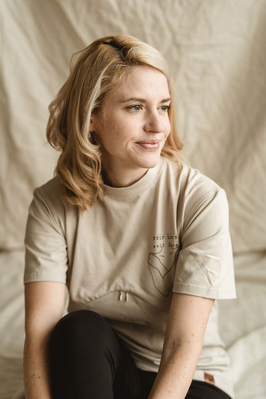 T-shirt imprimé selflove couleur sable, coupe boyfriend 3 en 1 maternité, allaitement et postpartum Nine Clothing