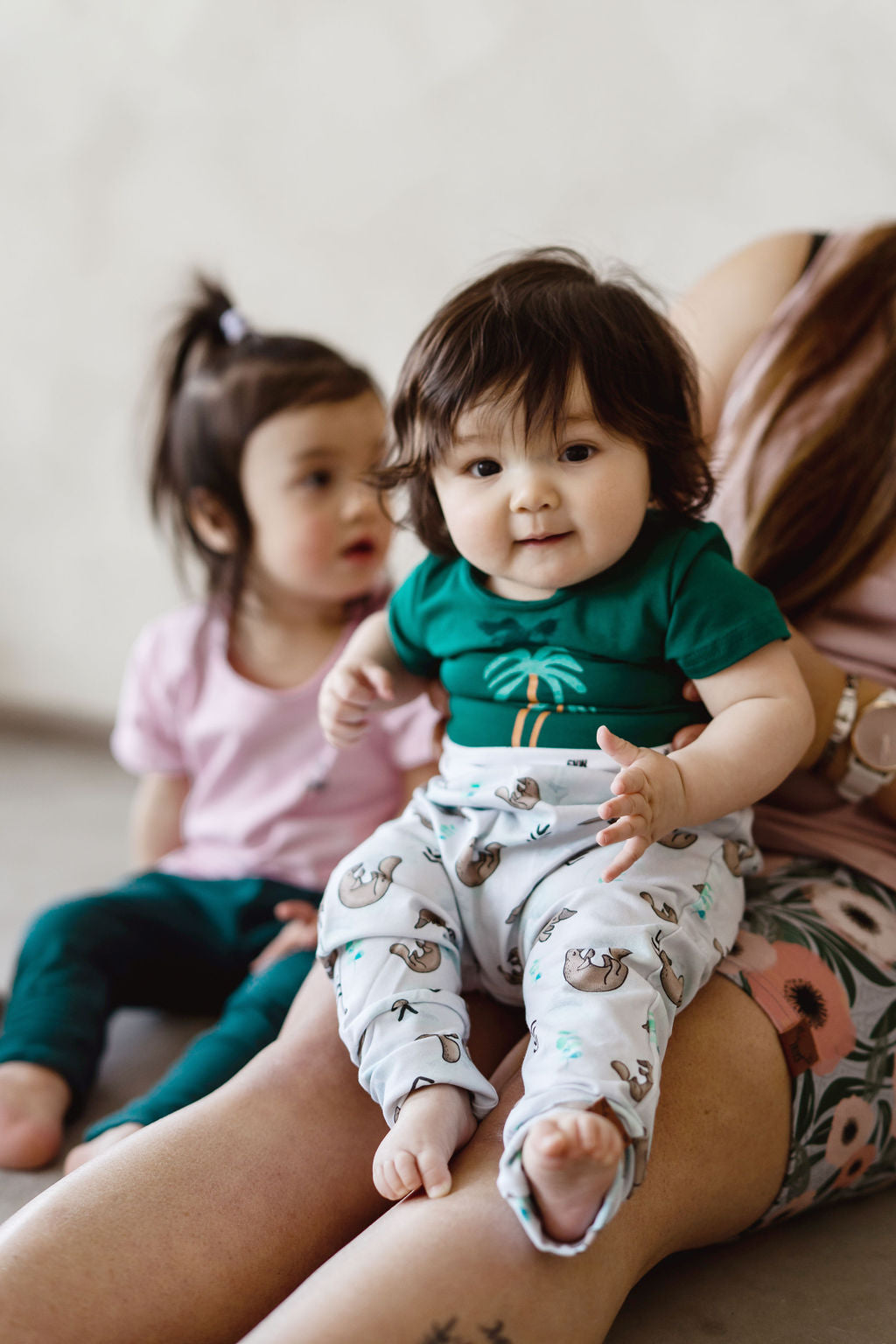 Cache-couche manche courte sarcelle palmier Nine Clothing grow with me onesie short sleeves teal palm tree