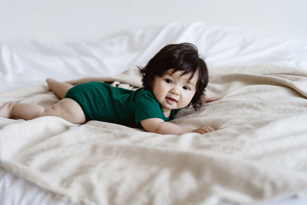 Cache-couche manche courte sarcelle palmier Nine Clothing grow with me onesie short sleeves teal palm tree