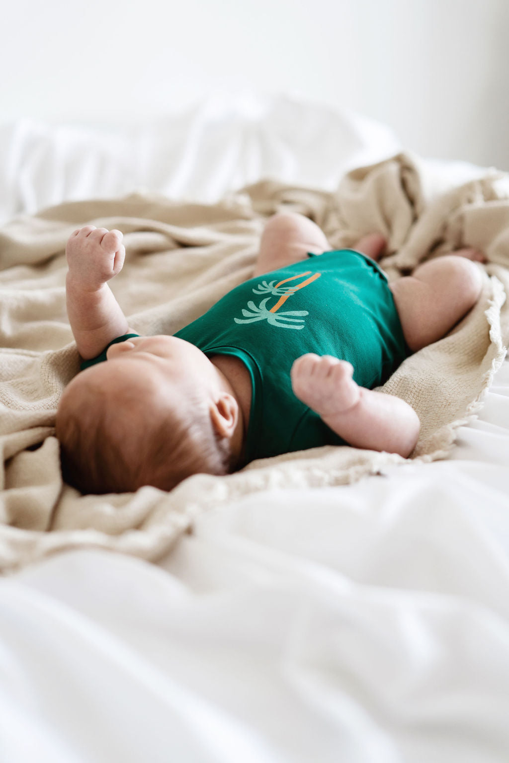 Cache-couche manche courte sarcelle palmier Nine Clothing grow with me onesie short sleeves teal palm tree