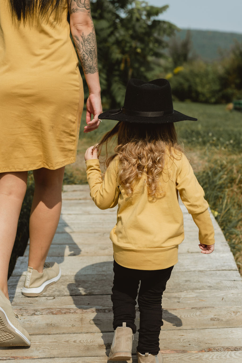 JAUNE OR robe col rond de maternité et d'allaitement en coton