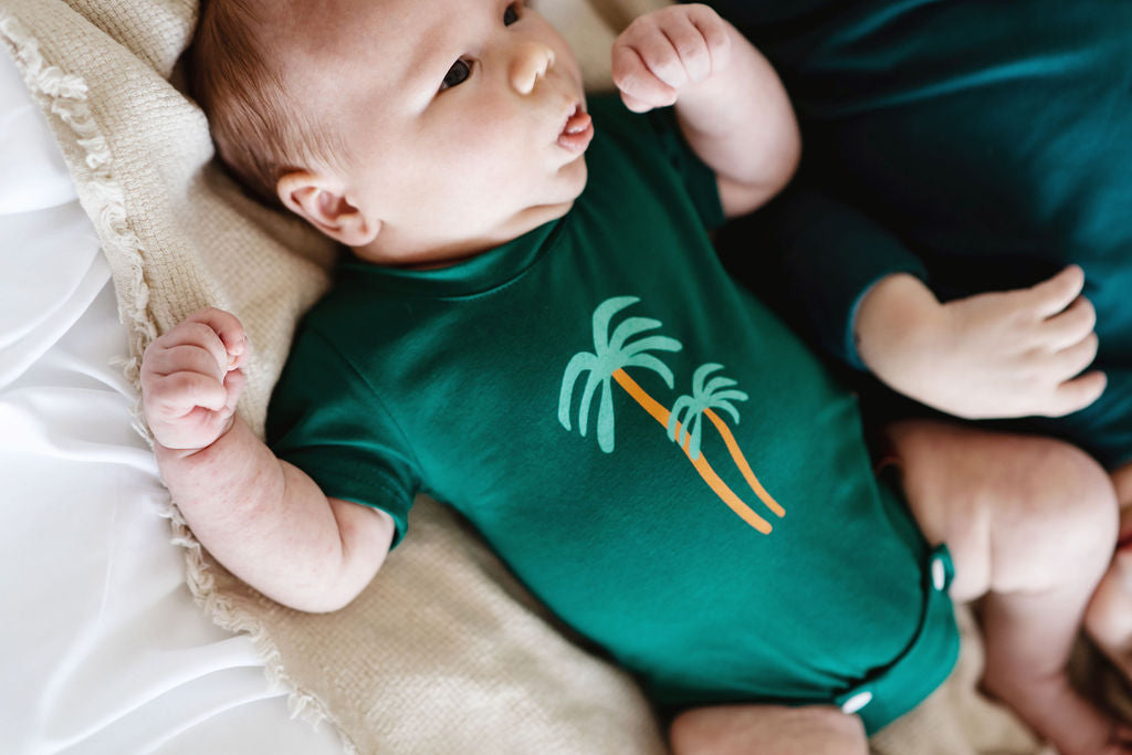 Cache-couche manche courte sarcelle palmier Nine Clothing grow with me onesie short sleeves teal palm tree