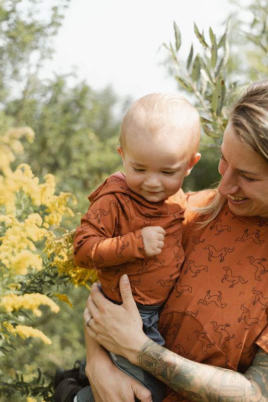 Cache-couche évolutif couleur rouille motif de chevaux Nine Clothing grow with me onesie rust horses