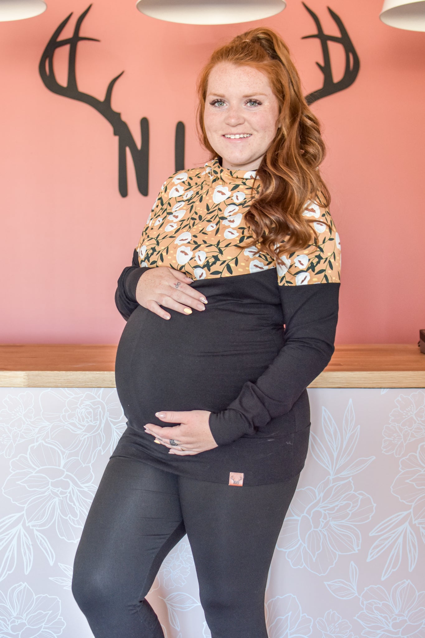 Femme enceinte Chandail à capuchon femme 3 en 1 noir fleur blanches maternité, allaitement et postpartum Nine Clothing hoodie 