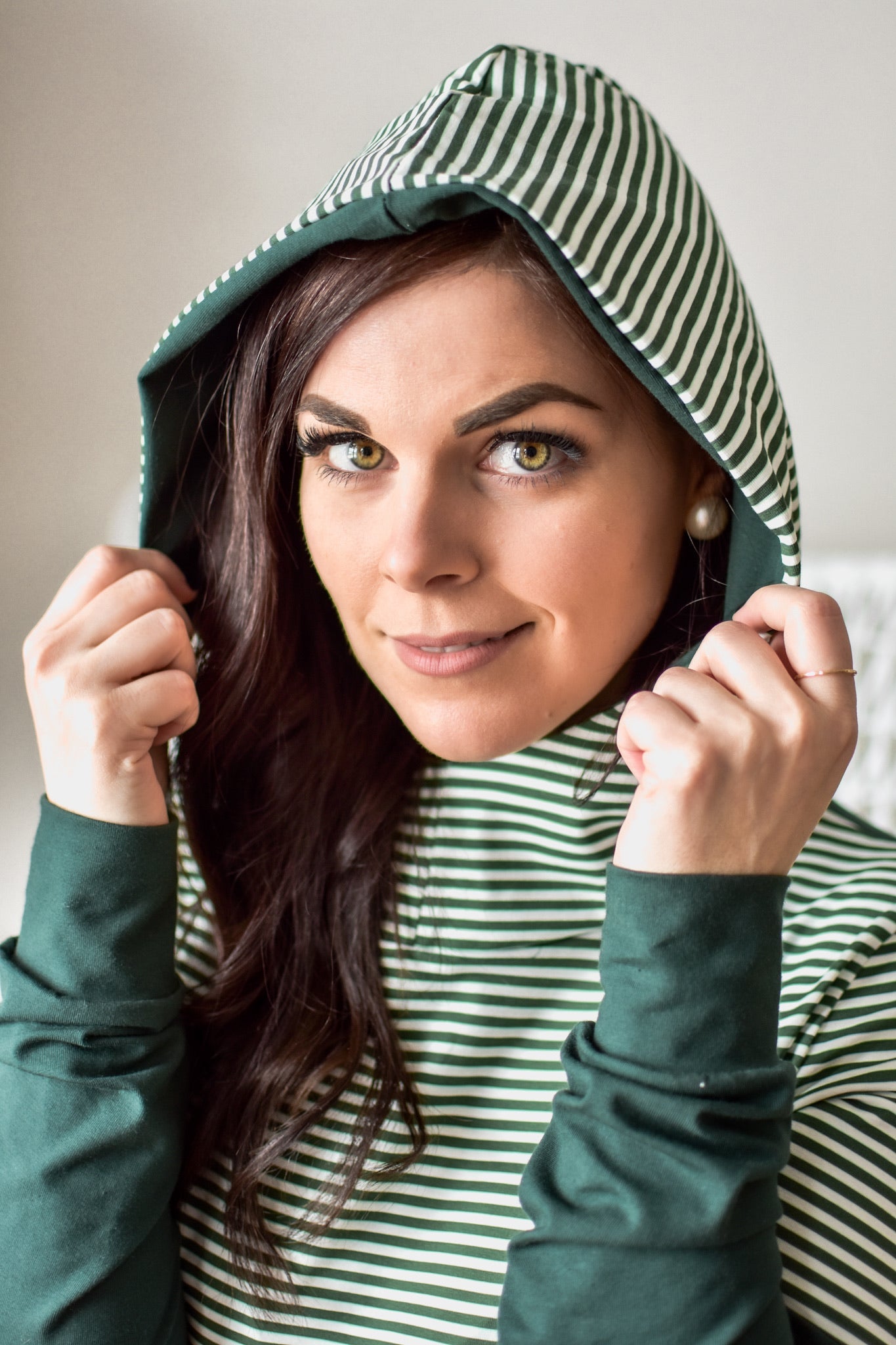 Chandail à capuchon femme 3 en 1 rayé vert maternité, allaitement et postpartum Nine Clothing hoodie women green striped 3 in 1 maternity, breastfeeding and postpartum