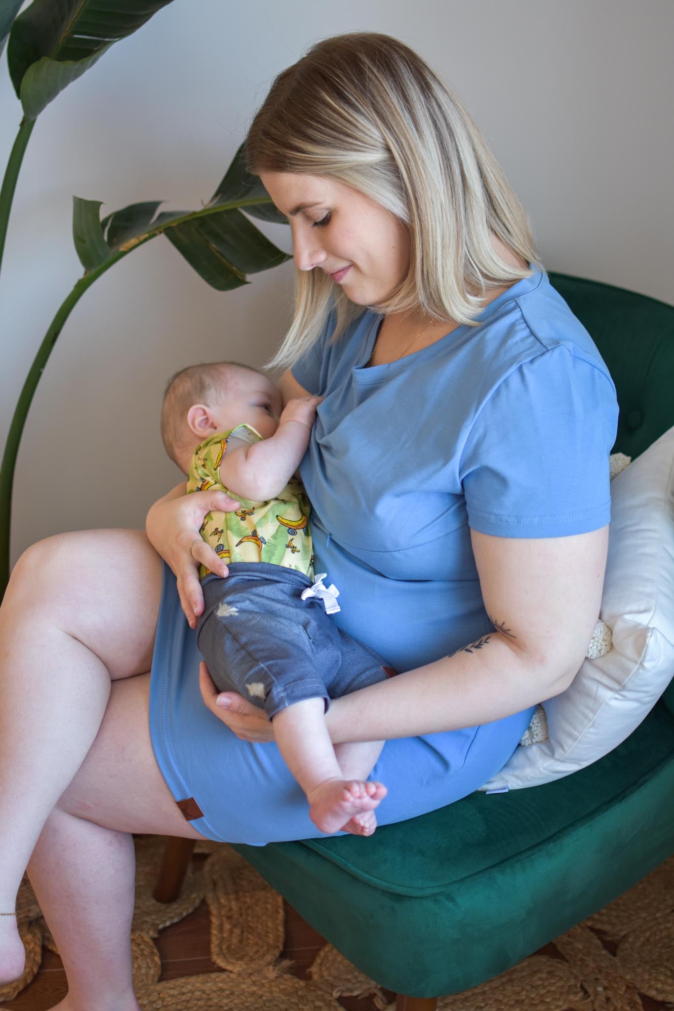 Maman allaite bébé Robe courte bleu 3 en 1 maternité, allaitement et postpartum Nine Clothing