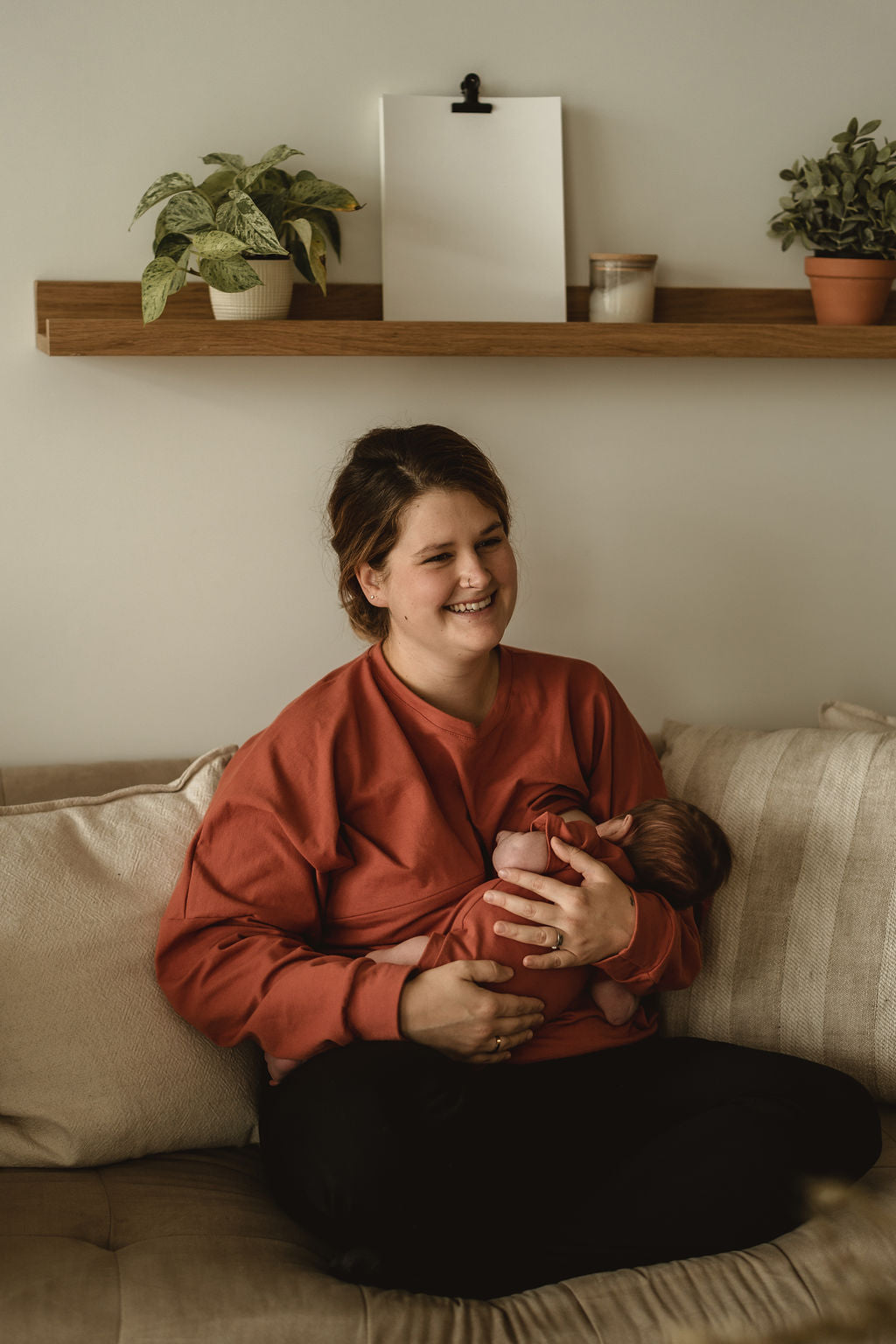 Maman allaite bébé  Sweater boyfriend rouille 3 en 1 maternité, allaitement et postpartum Nine Clothing