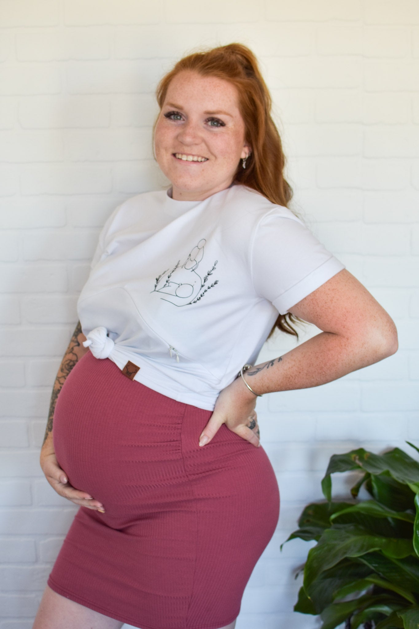 Femme enceinte T-shirt blanc coupe boyfriend imprimé fleur 3 en 1 maternité, allaitement et postpartum Nine Clothing