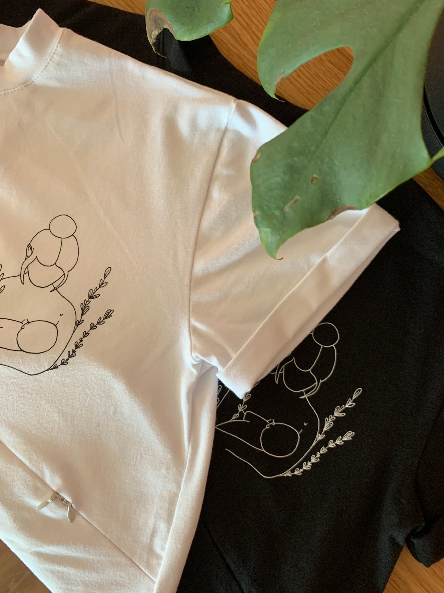 T-shirt blanc coupe boyfriend imprimé fleur 3 en 1 maternité, allaitement et postpartum Nine Clothing