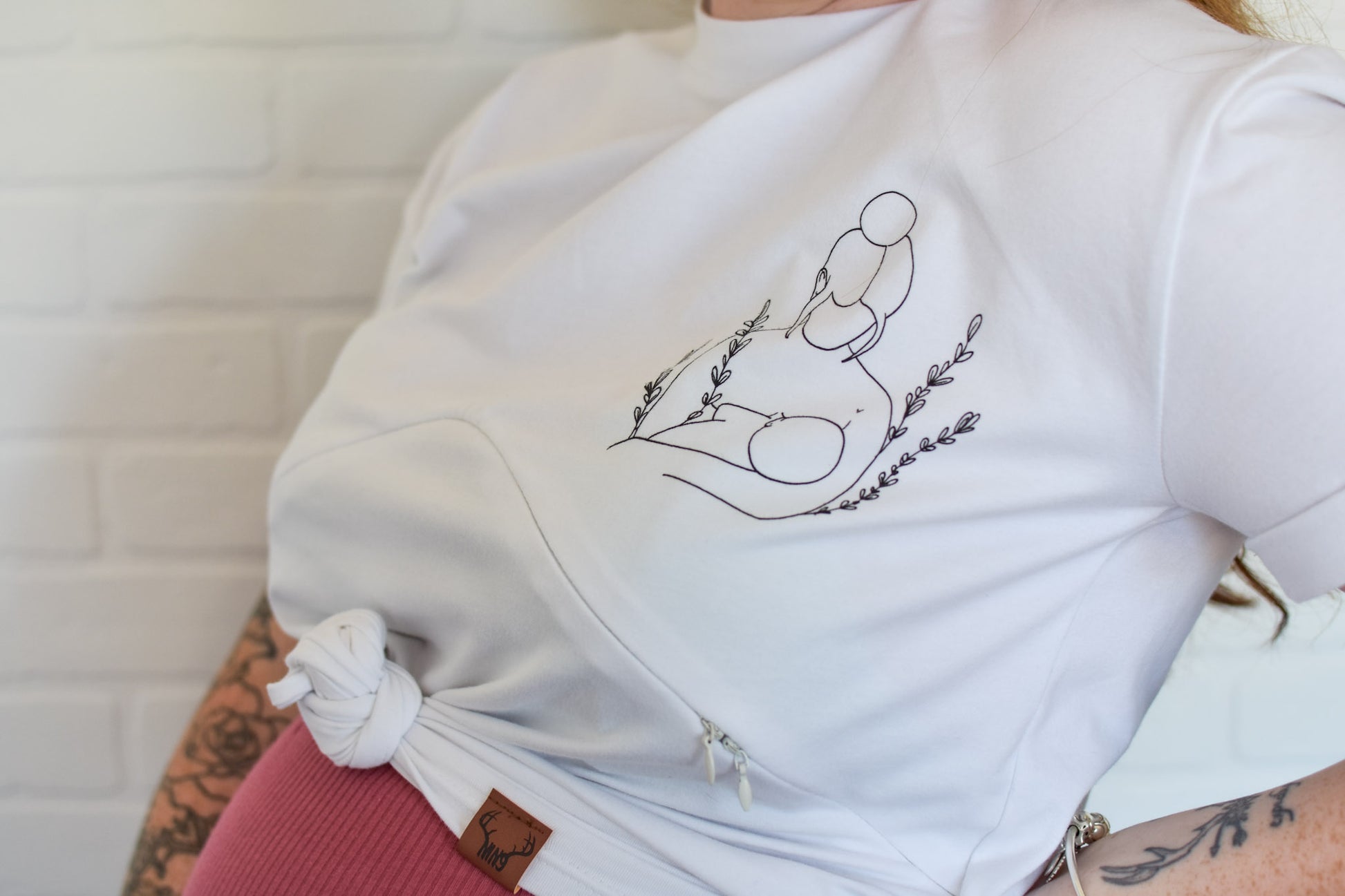 T-shirt blanc coupe boyfriend imprimé fleur 3 en 1 maternité, allaitement et postpartum Nine Clothing
