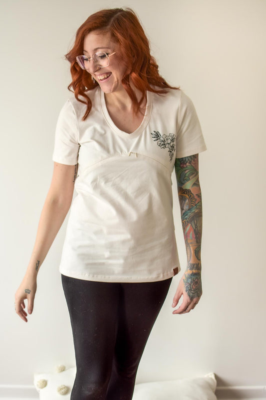 T-shirt blanc imprimé fleur 3 en 1 maternité, allaitement et postpartum Nine Clothing
