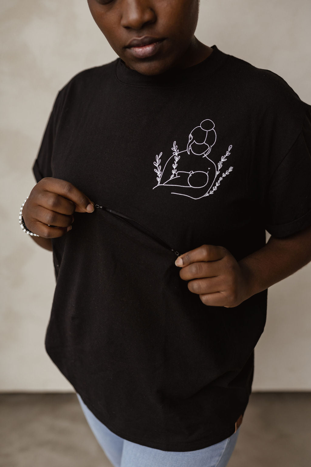 T-shirt boyfriend noir imprimé femme 3 en 1 maternité, allaitement et postpartum Nine Clothing 