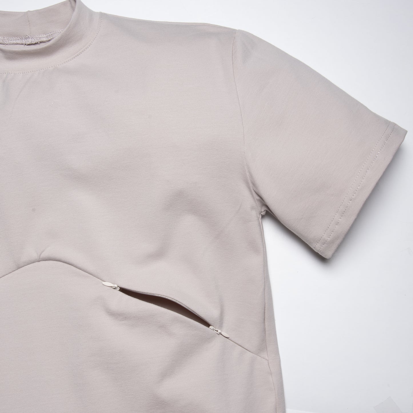 Ouverture accès poitrine T-shirt sable coupe boyfriend 3 en 1 maternité, allaitement et postpartum Nine Clothing