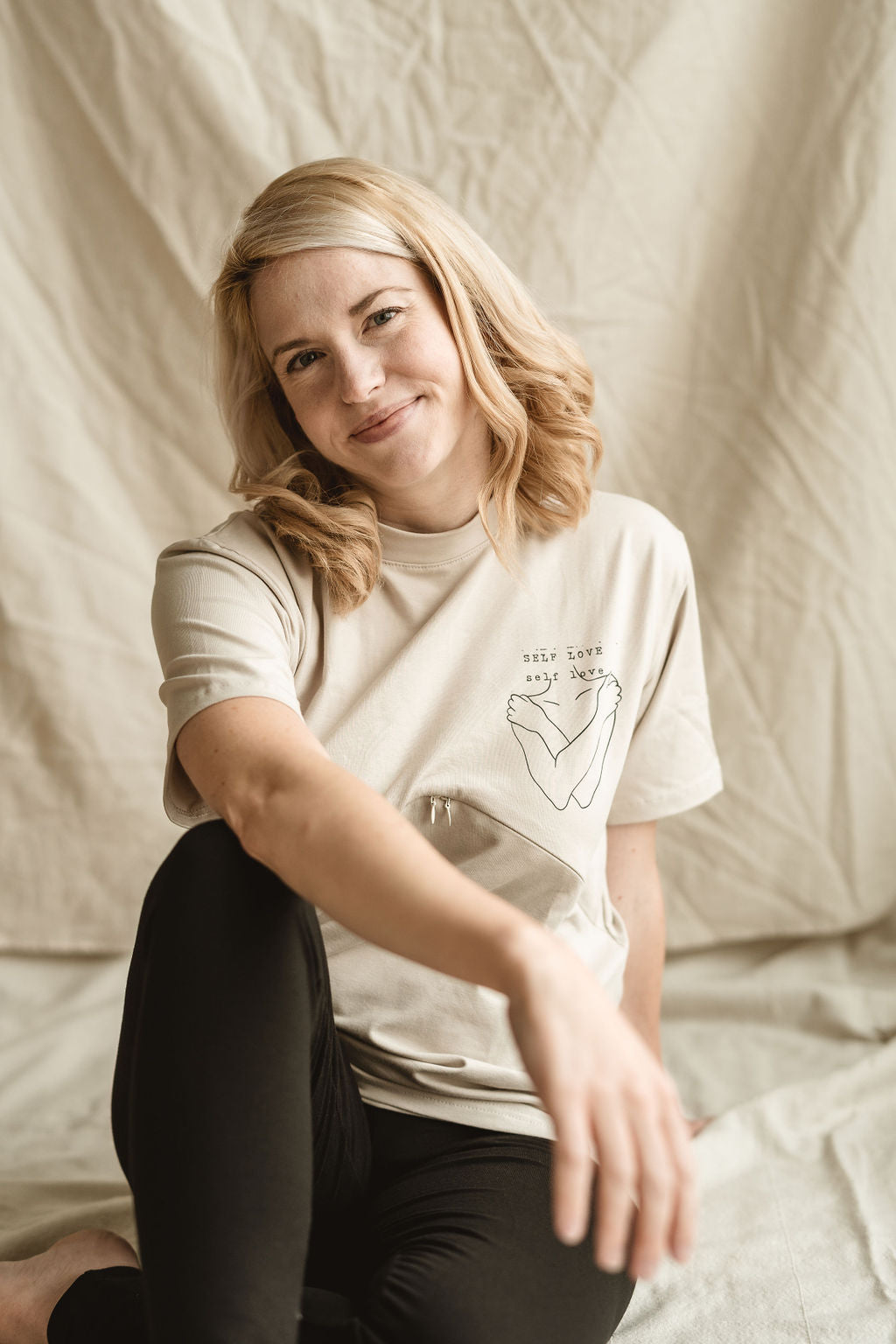 T-shirt imprimé selflove couleur sable, coupe boyfriend 3 en 1 maternité, allaitement et postpartum Nine Clothing