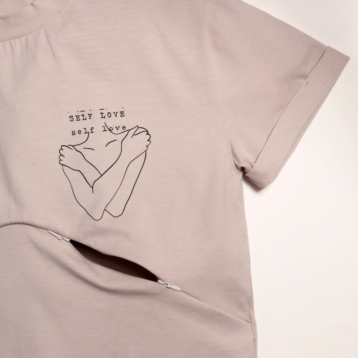 Ouverture accès sein T-shirt imprimé selflove couleur sable, coupe boyfriend 3 en 1 maternité, allaitement et postpartum Nine Clothing