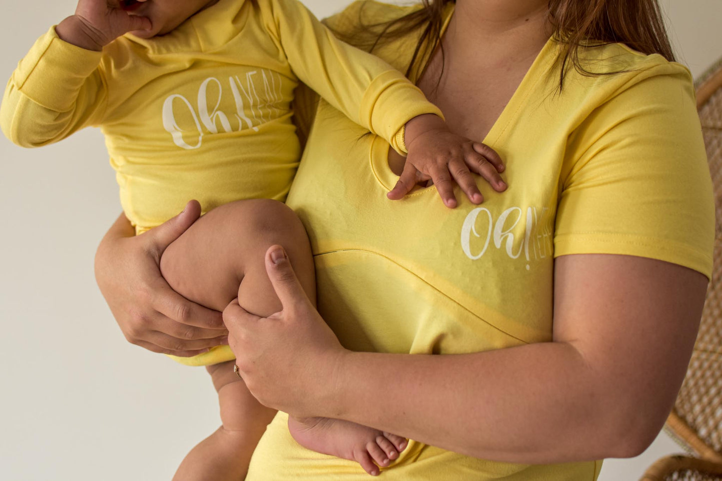 Taille plus T-shirt jaune imprimé oh yeah 3 en 1 maternité, allaitement et postpartum Nine Clothing
