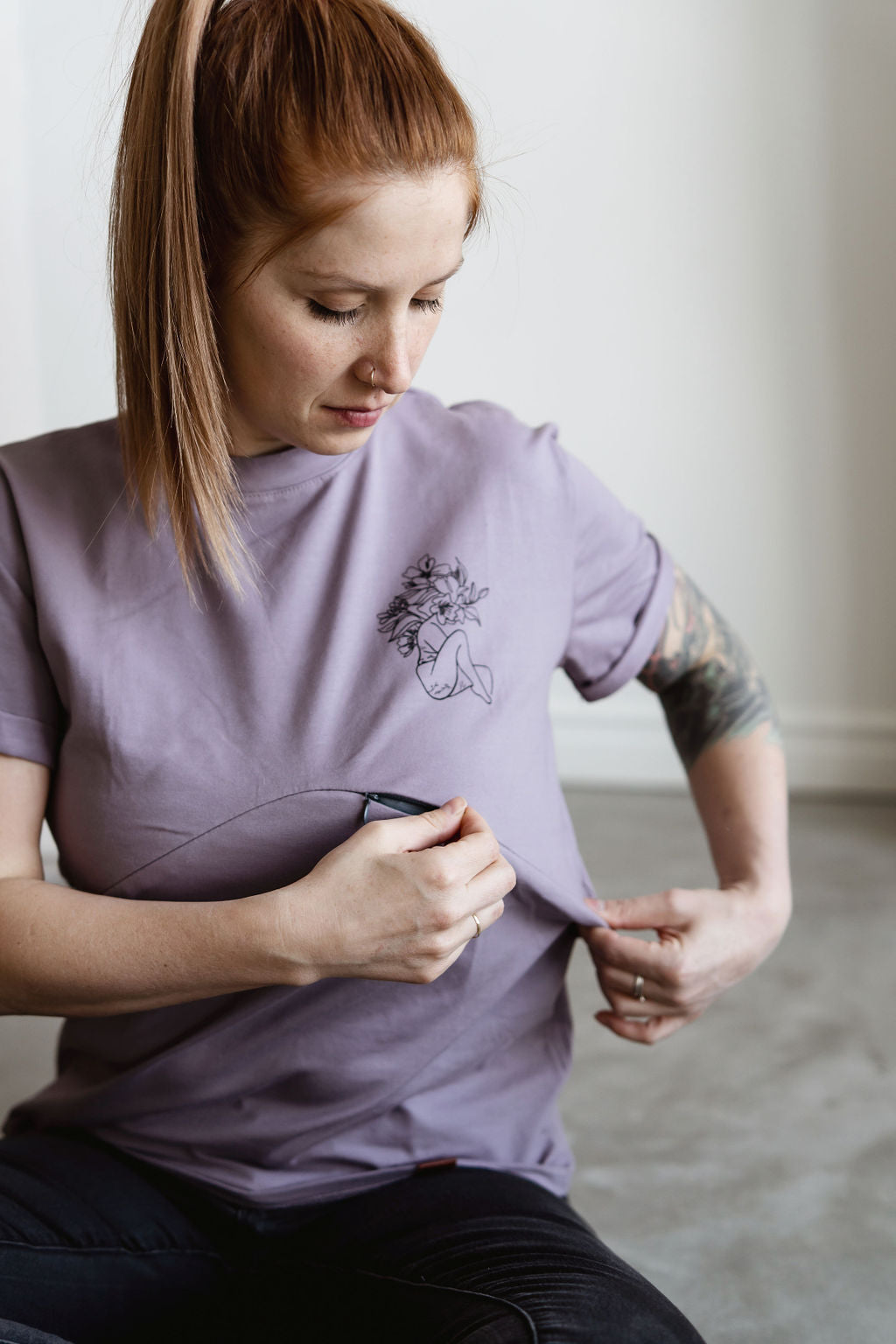 Accès allaitement fermeture éclair T-shirt mauve imprimé femme fleur 3 en 1 maternité, allaitement et postpartum Nine Clothing