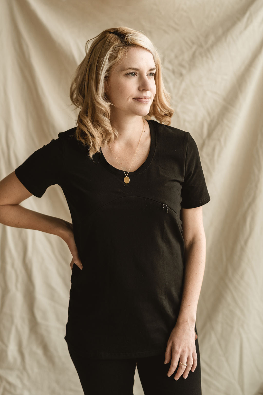 Femme T-shirt noir 3 en 1 maternité, allaitement et postpartum Nine Clothing