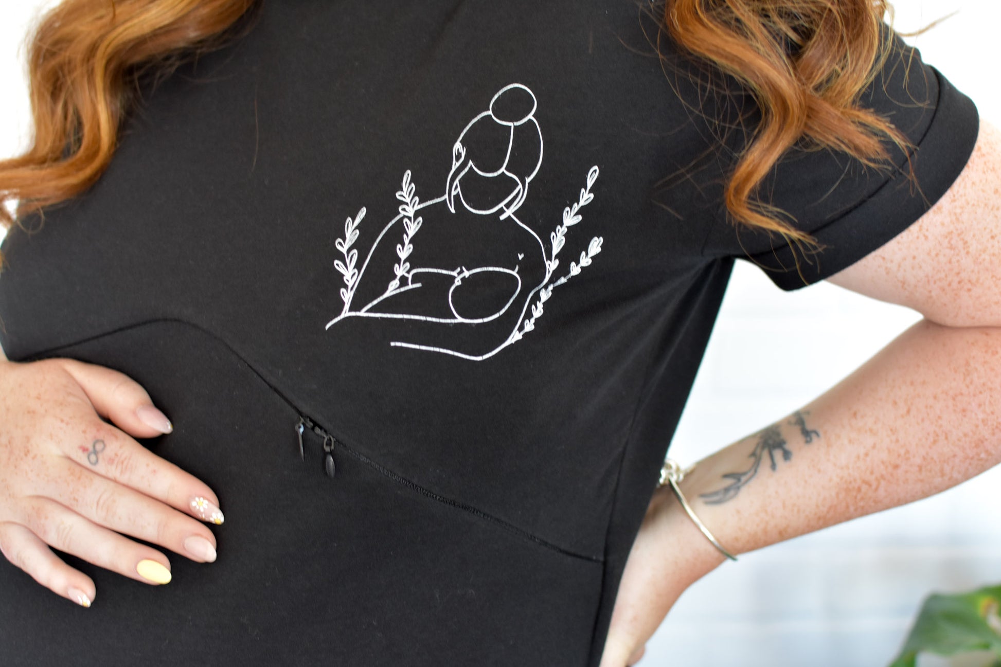 T-shirt noir imprimé maman coupe boyfriend 3 en 1 maternité, allaitement et postpartum Nine Clothing