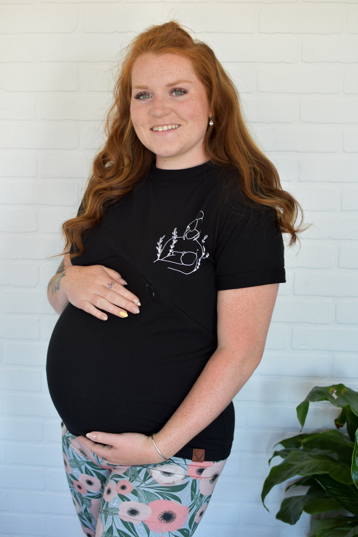Femme enceinte T-shirt noir imprimé maman coupe boyfriend 3 en 1 maternité, allaitement et postpartum Nine Clothing