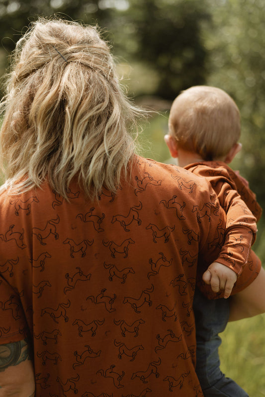 Maman et bébé T-shirt rouille imprimé chevaux coupe boyfriend 3 en 1 maternité, allaitement et postpartum Nine Clothing